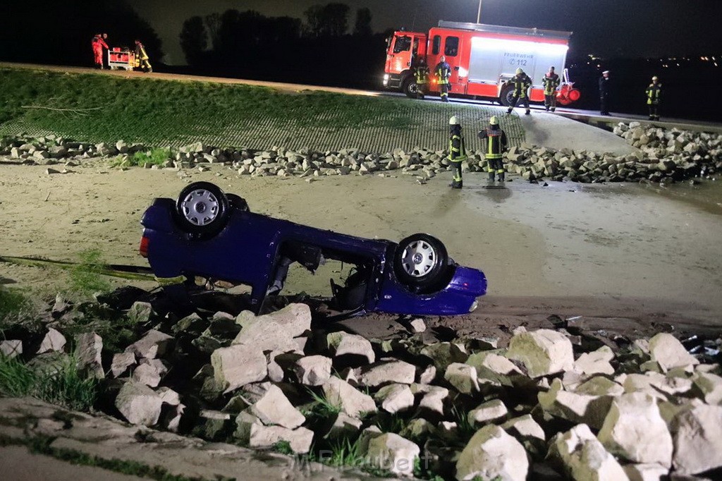 PKW im Rhein Koeln Merkenich neben dem Hitdofer Faehranleger P22.jpg